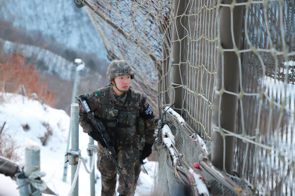 국방부가 2024년부터 GP/GOP, 함정, 방공, 해안 등 경계부대 군인의 시간외 근무수당 인정시간을 1일 8시간, 월 100시간으로 확대한다고 25일 밝혔다. 사진은 육군 7사단 5여단 소속 GOP 소초장 안성진 중위가 전방 철책 경계임무를 수행하는 모습. 2024.1.25. 연합뉴스
