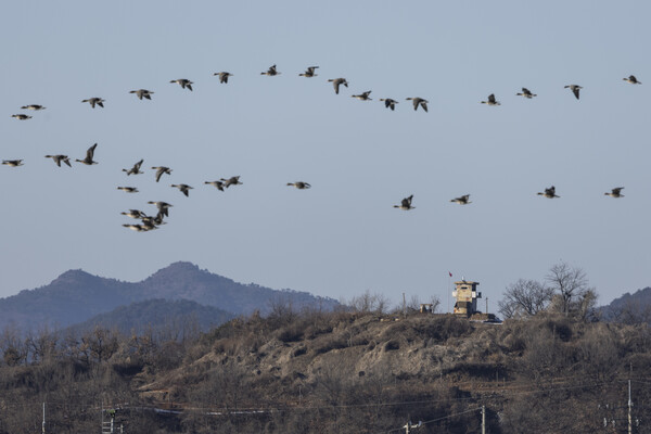 북한이 신형 고체연료 추진체를 사용한 극초음속 중장거리 탄도미사일(IRBM) 시험 발사에 성공했다고 주장한 15일 경기도 파주시 임진강변에서 북한군 초소 위로 철새들이 날아 오르고 있다. 2024.1.15. 연합뉴스