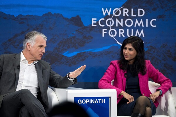 스위스 다보스에서 열린 세계경제포럼(WEF) 세션에서 기타 고피나스 IMF 수석 부총재(오른쪽)가 스위스 UBS의 세르지오 에르모티 최고경영자의 말을 경청하고 있다. 2024 01. 17 [AFP=연합뉴스]