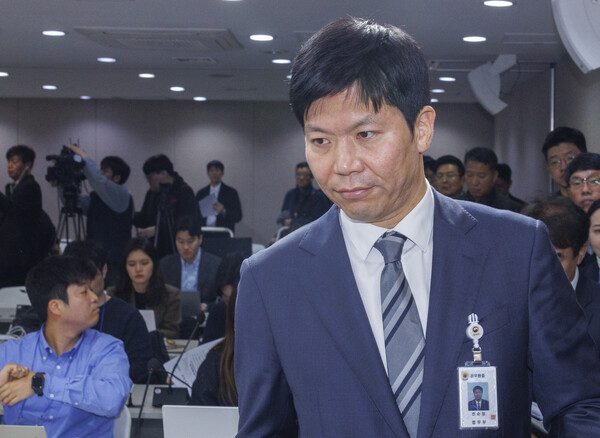 권순정 법무부 검찰국장이 6일 오전 서울 종로구 정부서울청사에서 2024년 설 특별사면 기자회견에 참석해 세부 사항 설명을 위해 단상으로 향하고 있다. 2024.2.6. 연합뉴스