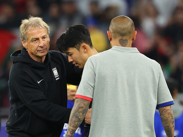 6일(현지시간) 카타르 알라이얀 아흐마드 빈 알리 스타디움 열린 2023 아시아축구연맹(AFC) 아시안컵 4강전 한국과 요르단 경기가 끝난 뒤 위르겐 클린스만 감독과 차두리 코치가 손흥민을 위로하고 있다. 2024.2.7. 연합뉴스