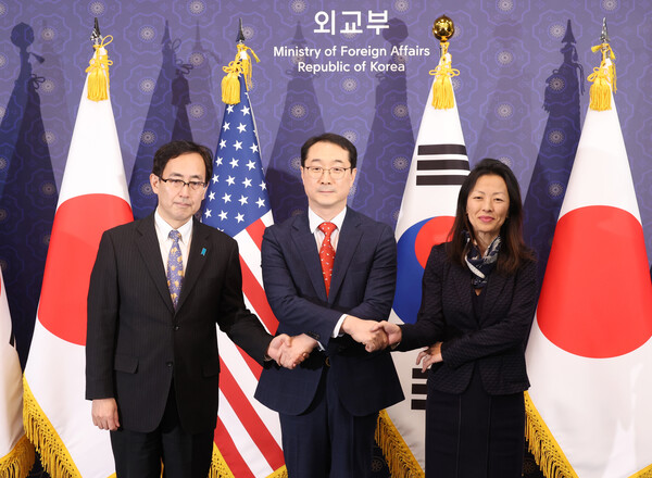 김건 외교부 한반도평화교섭본부장(가운데)과 정박 미국 국무부 대북고위관리(오른쪽), 나마즈 히로유키 일본 외무성 아시아대양주국장이 18일 서울 종로구 외교부 청사에서 열린 한미일 북핵수석대표협의에 앞서 손을 맞잡고 있다. 2024.1.18. 연합뉴스