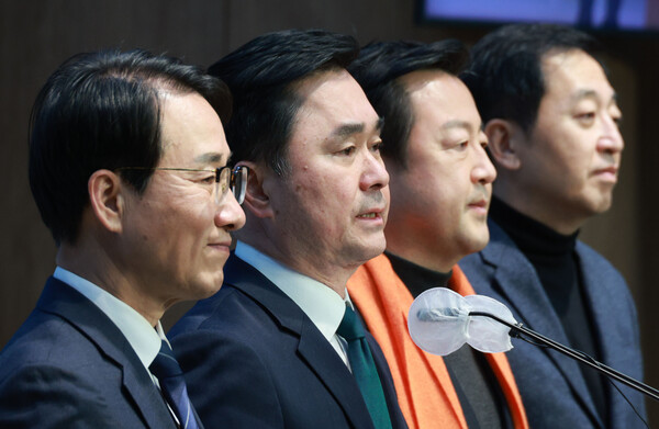 원칙과상식 이원욱 의원, 새로운선택 금태섭 공동대표, 개혁신당 김용남 정책위의장, 새로운미래 김종민 공동대표가 9일 오후 국회 소통관에서 통합신당 합당 내용을 발표하고 있다. 2024.2.9. 연합뉴스