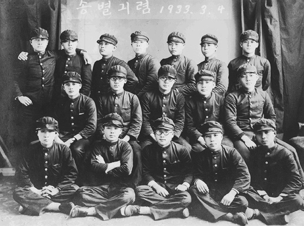 군산중학교 시절 1933년 3월 4일 촬영한 군산중학교 송별 기념사진이다. 당시 군산중학교는 전북에서 하나뿐인 중학교였다. 제일 뒷줄 오른쪽에서 두 번째가 김수경이다. 군산중학교 졸업 후 김수경은 경성제국대학에 진학했다. ⓒ 김혜영