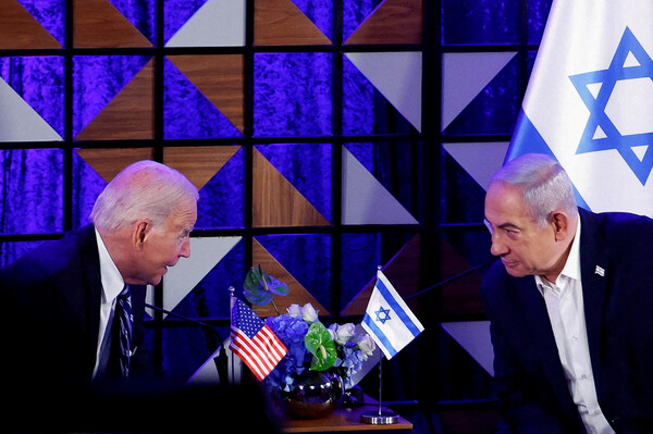이스라엘을 방문 중인 조 바이든 미국 대통령(왼쪽)이 18일 수도 텔아비브에서 베냐민 네타냐후 이스라엘 총리(오른쪽)와 만나 대화하고 있다. 2023. 10. 18 [로이터=연합뉴스] 
