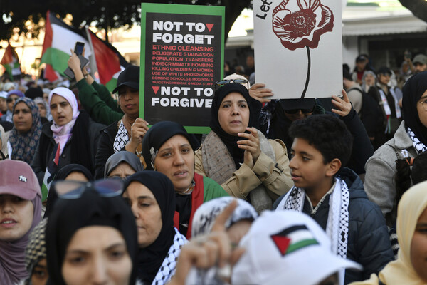 수천 명의 모로코 시민들이 11일 라바트에서 열린 팔레스타인 지지와 이스라엘과의 관계 정상화 반대 시위에 참여하고 있다. 한 팻말에는 "잊지 말자...용서하지 말자"는 글귀가 씌어 있다. 2024. 02. 11 [AP=연합뉴스]