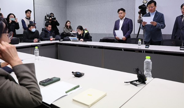 양동호 대한의사협회 협상단장이 2월6일 오전 서울 모처에서 의대 증원과 필수의료 대책 등에 대한 의견을 교환하는 의료현안협의체에 참석, 의사협회의 입장을 발표하고 있다.  연합뉴스