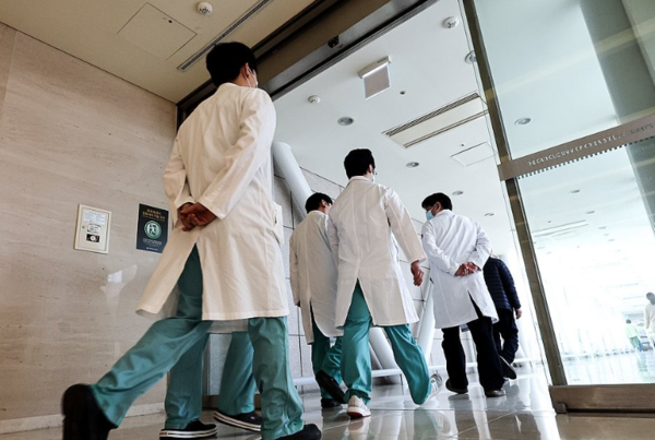 의사단체가 정부의 의과대학 입학정원 확대에 반발하면서 '총파업' 등 집단행동을 준비하고 있다. 사진은 2월8일 서울의 한 대학병원에서 이동하는 의료진. 연합뉴스