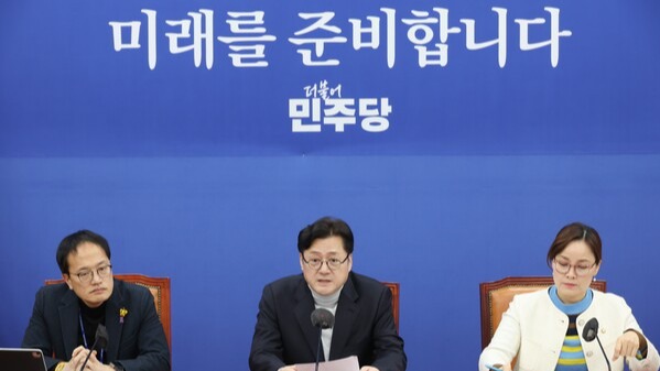 더불어민주당 홍익표 원내대표가 12일 국회에서 열린 설 민심 기자간담회에서 발언을 하고 있다. 2024.2.12. 연합뉴스