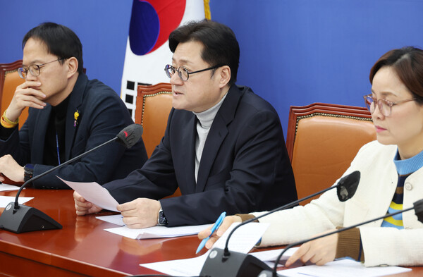 더불어민주당 홍익표 원내대표가 12일 국회에서 열린 설 민심 기자간담회에서 발언을 하고 있다. 2024.2.12. 연합뉴스