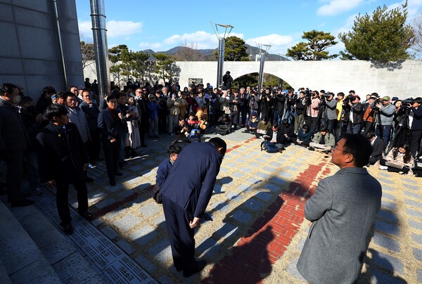 조국 전 법무부 장관이 13일 부산 민주공원에서 기자회견을 열고 신당창당을 선언한 뒤 인사하고 있다. 조 전 장관은 "무능한 검찰독재정권 종식을 위해 맨 앞에서 싸우겠다"며 신당 창당을 공식 선언했다.2024.2.13. 연합뉴스