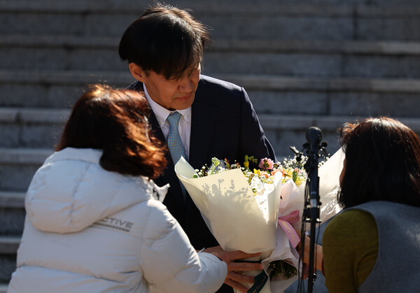 조국 전 법무부 장관이 13일 부산 민주공원에서 기자회견을 열고 신당창당을 선언한 뒤 지지로부터 꽃다발을 받고 있다. 조 전 장관은 "무능한 검찰독재정권 종식을 위해 맨 앞에서 싸우겠다"며 신당 창당을 공식 선언했다.2024.2.13. 연합뉴스
