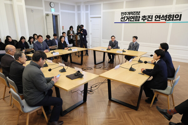 13일 국회에서 민주개혁진보 선거연합 추진 연석회의가 열리고 있다. 회의에는 더불어민주당 박홍근 민주연합추진단장, 새진보연합 용혜인 대표, 진보당 윤희숙 상임대표, 조성우·박석운·진영종 연합정치시민회의 공동운영위원장 등이 참석했다. 2024.2.13. 연합뉴스