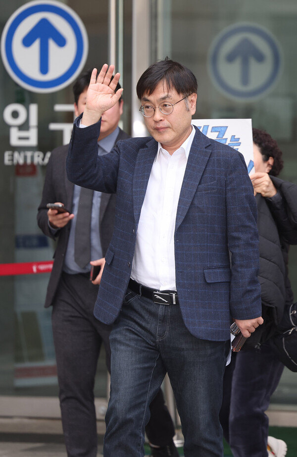 오세훈 서울시장의 부인 송현옥 세종대 영화예술학과 교수의 강의실 등에 무단으로 침입한 혐의로 기소된 유튜브 매체 '시민언론 더탐사' 강진구 전 대표가 14일 오후 서울 송파구 서울동부지방법원에서 무죄를 선고 받은뒤 법정을 나서고 있다. 2024.2.14. 연합뉴스