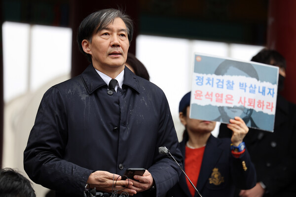 신당 창당을 선언한 조국 전 법무부 장관이 14일 오전 광주 북구 운정동 국립 5·18민주묘지를 찾아 참배를 마친 뒤 기자들 질문에 답하고 있다. 2024.2.14. 연합뉴스