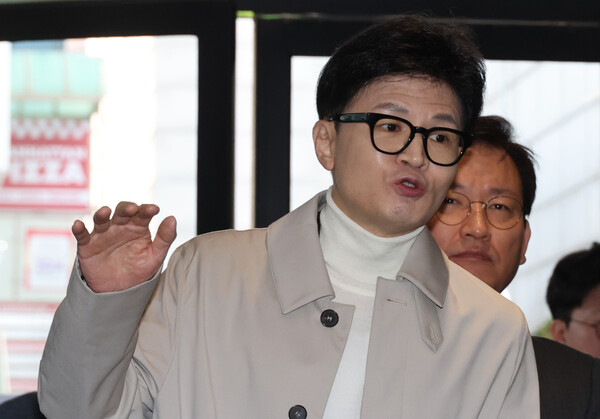 국민의힘 한동훈 비상대책위원장이 13일 여의도 당사 입구에서 기자들의 질문에 답하고 있다. 2024.2.13. 연합뉴스