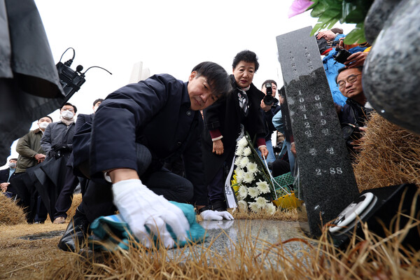 신당 창당을 선언한 조국 전 법무부 장관이 14일 오전 광주 북구 운정동 국립 5·18민주묘지를 찾아 박관현 열사의 묘소를 참배하고 있다. 2024.2.14. 연합뉴스