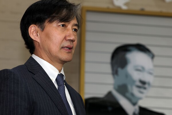 신당 창당을 선언한 조국 전 법무부 장관이 14일 오후 전남 목포시 산정동 김대중 노벨평화상 기념관을 관람한 뒤 기자들의 질문에 답하고 있다. 2024.2.14. 연합뉴스