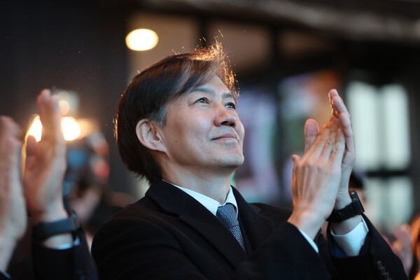 조국 전 법무부 장관이 15일 오전 서울 동작구의 한 카페에서 열린 '(가칭)조국 신당' 창당준비위원회 출범식에서 박수를 치고 있다. 조 전 장관은 이날 신당의 인재영입위원장으로 선임됐다. 2024.2.15. 연합뉴스