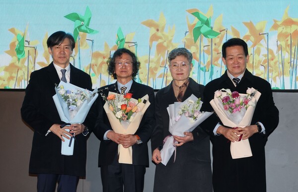 조국 전 법무부 장관이 15일 오전 서울 동작구의 한 카페에서 열린 '(가칭)조국 신당' 창당준비위원회 출범식에서 김호범(왼쪽 두 번째부터)·강미숙·은우근 공동위원장과 기념촬영하고 있다. 조 전 장관은 이날 신당의 인재영입위원장으로 선임됐다. 2024.2.15. 연합뉴스