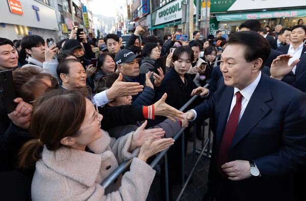 윤석열 대통령이 13일 오후 부산 동래구 동래시장 방문을 마친 뒤 시민들과 인사하고 있다. 2024.2.13 [대통령실 제공] 연합뉴스