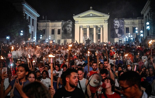 쿠바 시민들이 27일 수도 아바나에서 시인이자 혁명가인 독립영웅 호세 마르티 탄생 171주년을 기념하는 횃불 행진을 하고 있다.  2024. 01. 27 [AFP=연합뉴스]