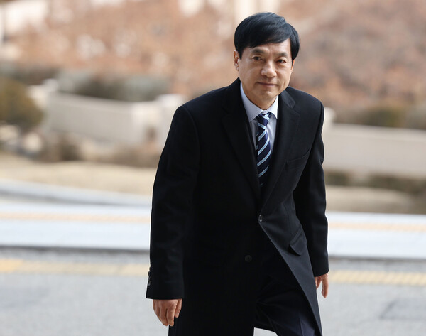 조국 전 법무부 장관이 주최한 행사에 참여해 윤석열 대통령을 비판했던 이성윤 법무연수원 연구위원에 대한 검사징계위원회가 열린 14일 오후 정부과천청사에서 이 위원이 입장을 밝히기 위해 법무부로 향하고 있다. 2024.2.14. 연합뉴스