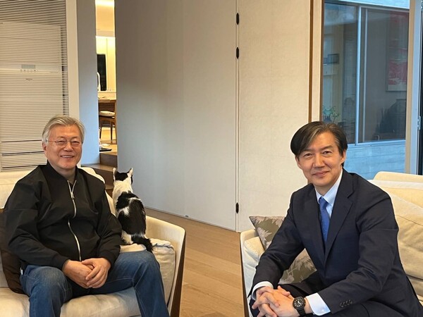 조국 전 법무부 장관이 지난 12일 경남 양산시 하북면 평산마을에서 문재인 전 대통령을 예방하고 있다. 2024.2.13 [조국 전 장관 제공. 재판매 및 DB금지] 연합뉴스