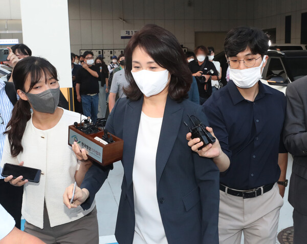 더불어민주당 이재명 의원 배우자 김혜경 씨가 23일 오후 경기도 수원시 경기남부경찰청에서 법인카드 유용 의혹 관련 조사를 마친 후 나오고 있다. 2022.8.23 [공동취재] 연합뉴스