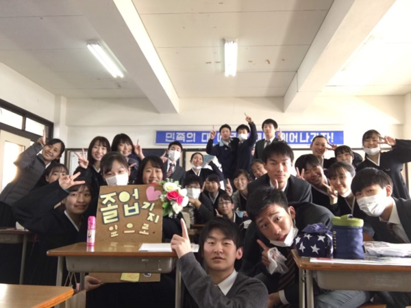 가나가와중고급조선학교 졸업식 전 날의 3학년 1반 학생들. 맨 뒤에서 마스크를 쓰고 손을 든 이가 김용희 씨. © 김용희 씨 제공