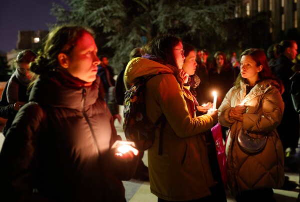 17일 프랑스 파리 트로카데로 광장에서 열린 알렉세이 나발니를 추모하는 집회에 참석한 사람들이 촛불을 들고 있다. 16일  2024.2.17. AFP 연합뉴스