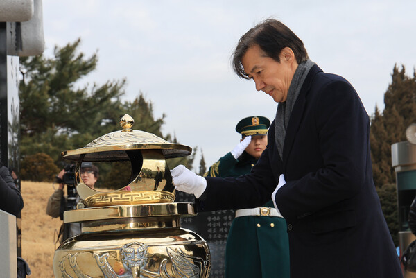 가칭 '조국신당' 인재영입위원장을 맡은 조국 전 법무부 장관이 18일 오전 서울 동작구 국립서울현충원 김대중 전 대통령 묘소에 분향하고 있다. 2024.2.18. 연합뉴스