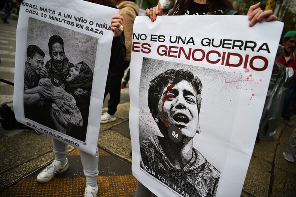 17일 멕시코 수도 멕시코시티에서 팔레스타인 지지 시위를 벌이는 동안 시민들이 이스라엘의 제노사이드(집단 학살) 행위를 비난하는 플래카드를 들고 있다. 가자보건부에 따르면, 17일 현재 팔레스타인 주민 최소 2만 8858명이 사망했다. 2024. 02. 17 [AFP=연합뉴스]