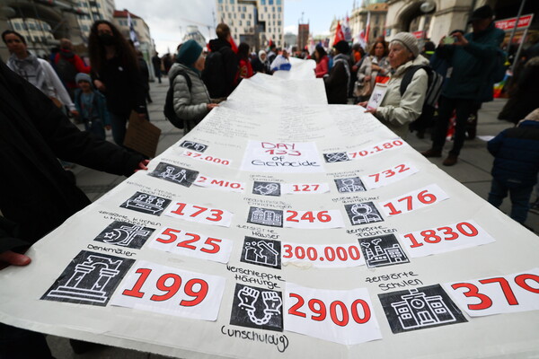 독일 뮌헨에서 정부 수반 50여명과 장관급 100여명이 참석한 가운데 안보분야 세계 최대 국제회의인 '뮌헨 안보회의'(MSC)가 진행 중인 가운데, 항의 시위대가 이스라엘의 가자 공격이 133일째를 맞았다면서 "제도사이드(집단 학살) 133일"이라고 적힌 플래카드를 들고 있다. 2024. 02. 17 [EPA=연합뉴스]