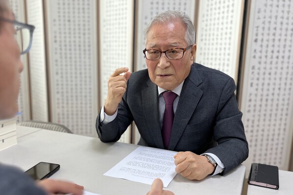 정세현 전 통일부 장관이 지난 14일 서울 마포구 사단법인 한국통일협회 사무실에서 시민언론 민들레와  인터뷰를 하고 있다. 2024.2.15. 김성진 기자 