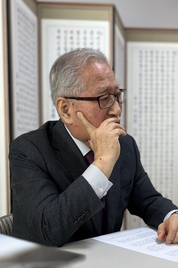 정세현 전 통일부 장관이 지난 14일 서울 마포구 사단법인 한국통일협회 사무실에서 시민언론 민들레와  인터뷰를 하고 있다. 2024.2.15. 김성진 기자 