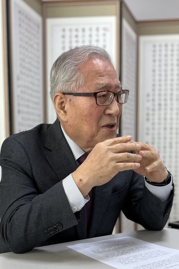 정세현 전 통일부 장관이 지난 14일 서울 마포구 사단법인 한국통일협회 사무실에서 시민언론 민들레와  인터뷰를 하고 있다. 2024.2.15. 김성진 기자 