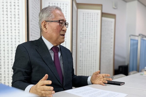 정세현 전 통일부 장관이 지난 14일 서울 마포구 사단법인 한국통일협회 사무실에서 시민언론 민들레와  인터뷰를 하고 있다. 2024.2.15. 김성진 기자 