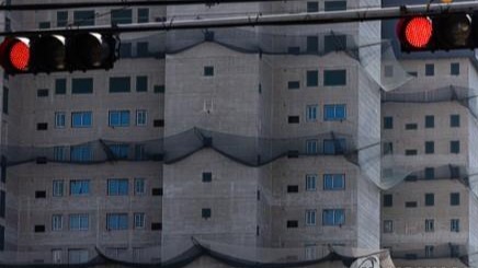 최근 건설 경기 침체와 고금리 고물가가 덮치면서 건설업계가 큰 시련을 맞고 있다. 사진은 빨간불이 켜진 한 아파트 건설현장. [연합뉴스 자료사진]