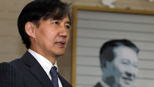 신당 창당을 선언한 조국 전 법무부 장관이 14일 오후 전남 목포시 산정동 김대중 노벨평화상 기념관을 관람한 뒤 기자들의 질문에 답하고 있다. 2024.2.14. 연합뉴스