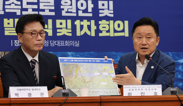 더불어민주당 최인호 의원(오른쪽)이 11일 오전 서울 여의도 국회에서 열린 서울~양평 고속도로 원안 및 신양평IC 설치 추진위원회 발족식 및 1차회의에서 발언하고 있다. 2023.7.11. 연합뉴스