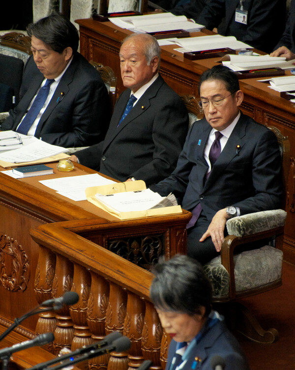 지난달 30일 중의원 본회의에 참석한 기시다 총리. 그 옆은 스즈키 슌이치 재무상, 맨 왼쪽은 하야시 요시마사 관방장관. 2024.1.30. UPI 연합뉴스