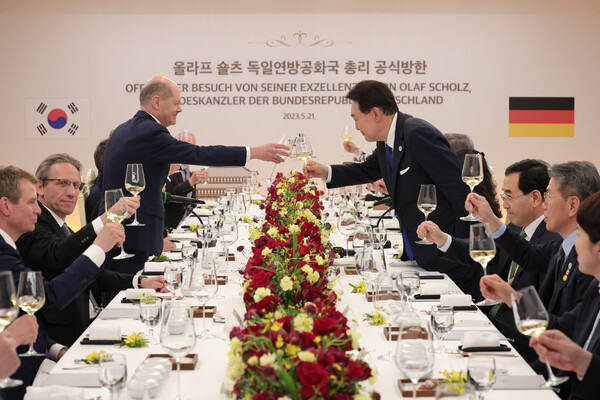 윤석열 대통령과 올라프 숄츠 독일 총리가 21일 오후 서울 용산 대통령실 청사에서 열린 한독 정상회담 공식 만찬에서 건배하고 있다. 2023.5.21 [대통령실 제공] 연합뉴스