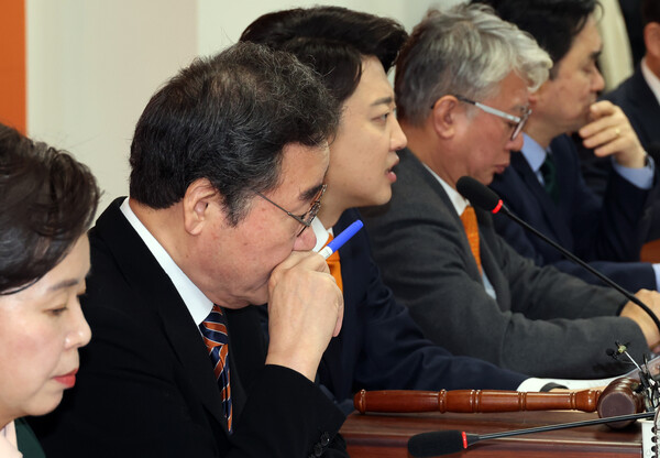 개혁신당 이준석 공동대표가 19일 국회에서 최고위원회의를 하고 있다. 왼쪽은 이낙연 공동대표. 2024.2.19. 연합뉴스