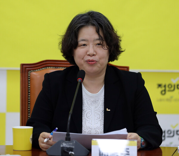정의당 배복주 전 부대표가 9일 오후 국회에서 열린 전국동시당직선거 청년정의당대표 후보 토론회에서 사회를 맡아 발언하고 있다. 2022.10.9 [공동취재] 연합뉴스