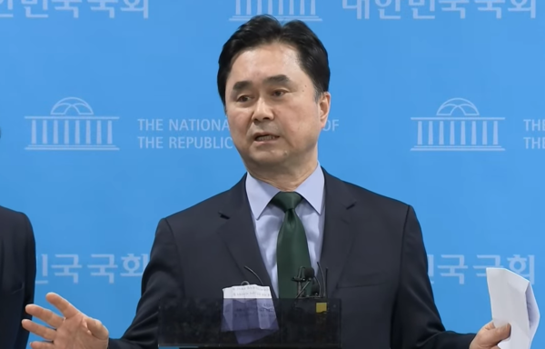 개혁신당 김종민 최고위원이 19일 오후 국회 소통관에서 기자회견을 갖고 있다. MBC 중계방송 화면 갈무리