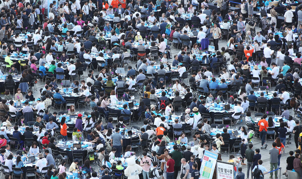 2017년 5월 27일 서울 광화문광장에서 열린 '서울시민 미세먼지 대토론회'에서 참석자들이 의견을 나누고 있다. 이 대토론회에는 주부, 어린이, 전문가, 환경단체 활동가 등 다양한 시민 3천여 명이 모여 미세먼지 정책 우선순위와 구체적 대안을 놓고 의견을 나눴다. 2017.5.27 연합뉴스