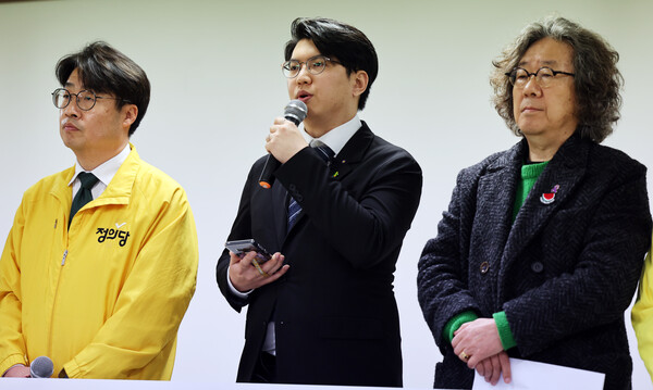 한국과학기술원(KAIST·카이스트) 졸업생인 신민기 대변인이 졸업식에서 강제 퇴장당한 것과 관련해 19일 오전 전국교직원노동조합 대전지부에서 기자회견을 하고 있다. 2024.2.19. 연합뉴스