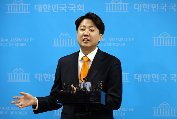 개혁신당 이준석 공동대표가 20일 국회에서 이낙연 공동대표 합당 철회 발표 관련 기자회견을 하고 있다. 2024.2.20. 연합뉴스