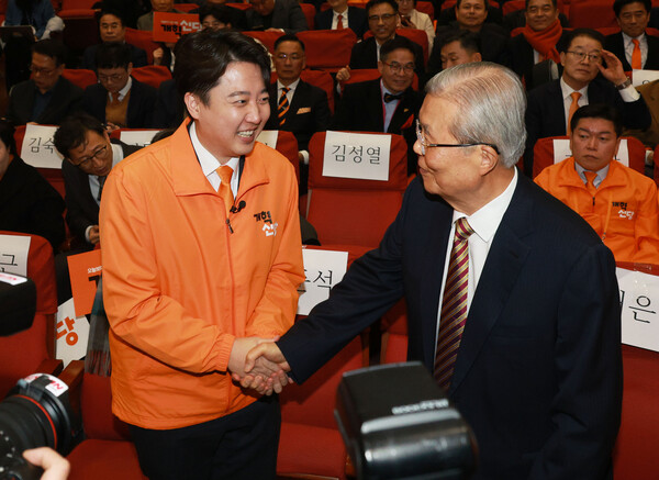개혁신당 이준석 대표가 20일 오후 서울 국회 의원회관에서 열린 개혁신당 중앙당 창당대회에서 김종인 전 국민의힘 비상대책위원장과 악수하고 있다. 2024.1.20. 연합뉴스